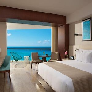 Suite con letto king size con vista sull'oceano
