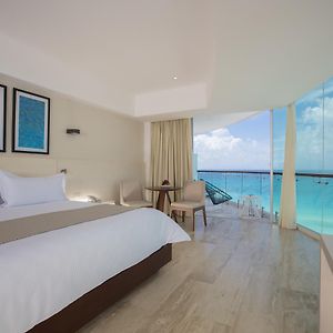 Suite con letto king size con vista sull'oceano